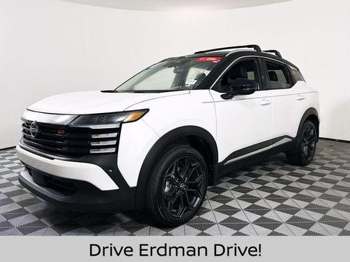 2t Wht Blk Roof 2025 Nissan Kicks SR