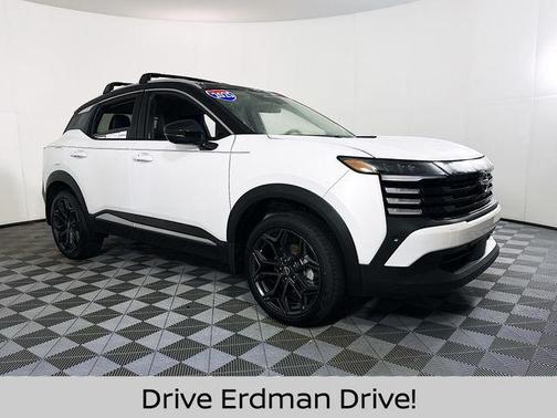 2t Wht Blk Roof 2025 Nissan Kicks SR