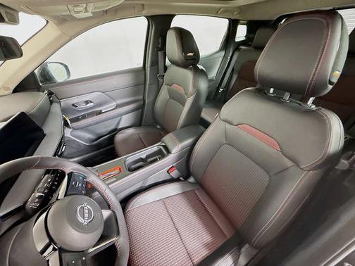 Super Black 2026 Nissan Kicks SR
