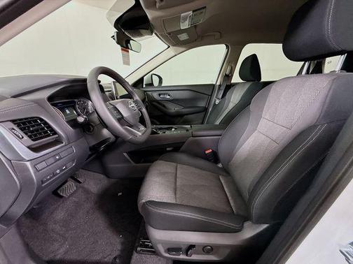 Everest White Pearl Tricoat 2026 Nissan Rogue SV