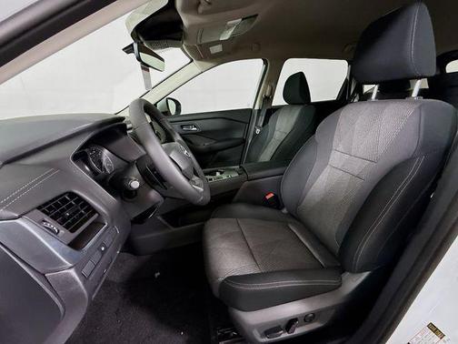 Everest White Pearl Tricoat 2026 Nissan Rogue SV