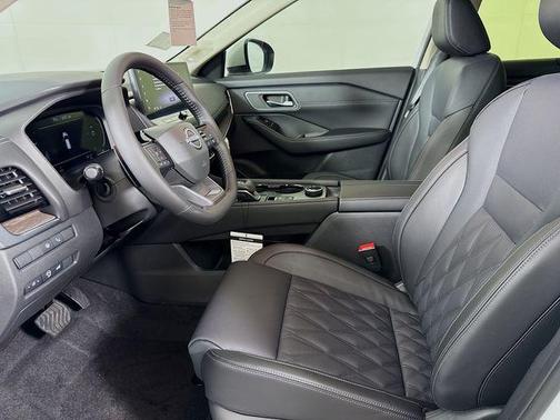 Everest White Pearl Tricoat 2026 Nissan Rogue Platinum