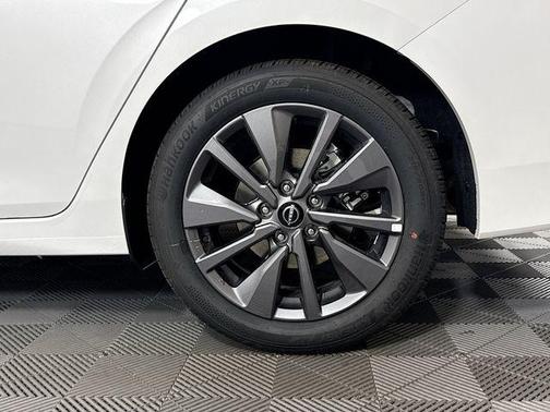 Aspen White Tricoat 2026 Nissan Sentra SL