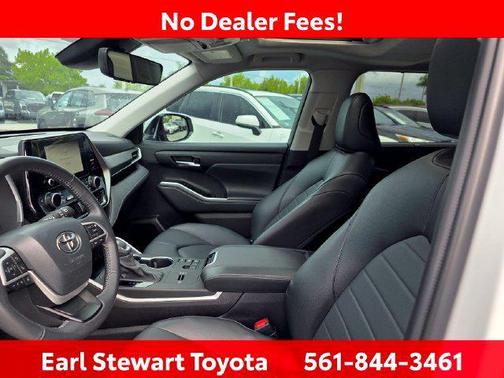 Wind Chill Pearl 2025 Toyota Highlander Hybrid XLE