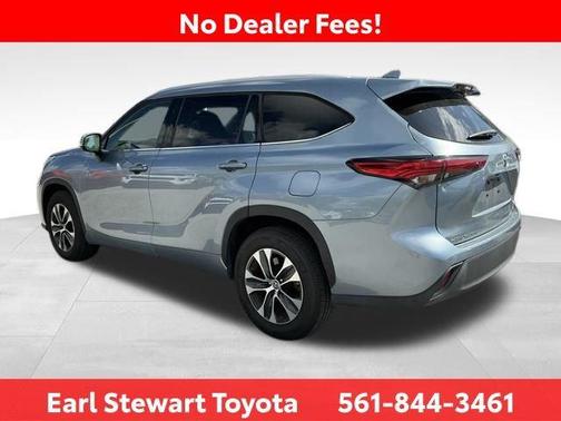 Moon Dust 2022 Toyota Highlander XLE