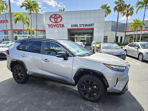 2022 Toyota RAV4 Hybrid SE