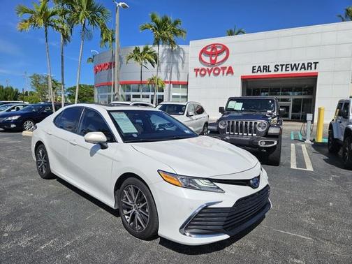 2022 Toyota Camry Hybrid XLE