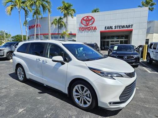 2024 Toyota Sienna Platinum 7 Passenger
