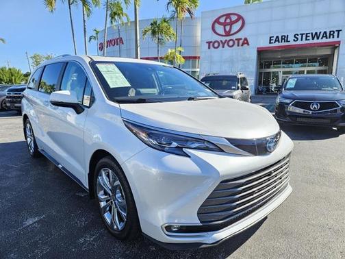 2024 Toyota Sienna Platinum 7 Passenger