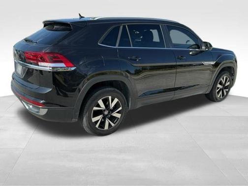 Deep Black Pearl 2022 Volkswagen Atlas Cross Sport 2.0T SE