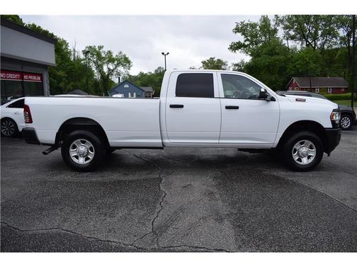 Bright White Clearcoat 2022 RAM 3500 Tradesman Crew Cab 4x4 8' Box