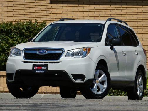 Crystal White Pearl 2016 Subaru Forester 2.5i