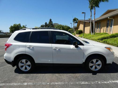 Crystal White Pearl 2016 Subaru Forester 2.5i