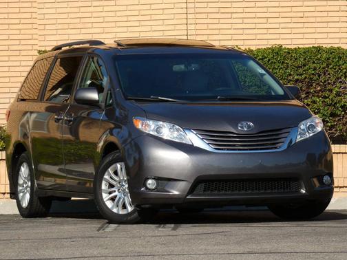 2017 Toyota Sienna XLE