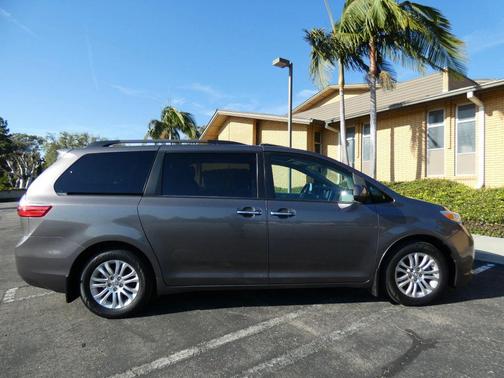 2017 Toyota Sienna XLE