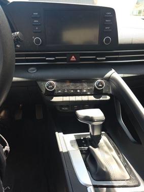 Shimmering Silver Pearl 2023 Hyundai ELANTRA SEL