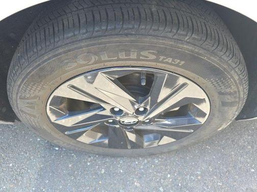 Shimmering Silver Pearl 2023 Hyundai ELANTRA SEL