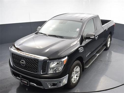 Photo 3 of 20 of 2017 Nissan Titan SV