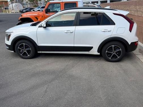 Snow White Pearl 2024 Kia Niro EX