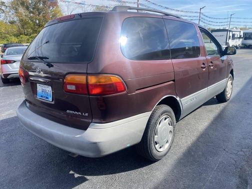 1999 Toyota Sienna LE