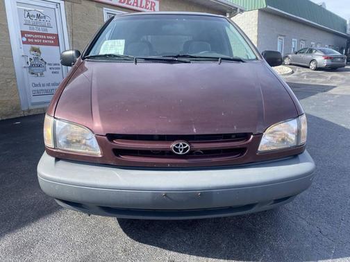 1999 Toyota Sienna LE