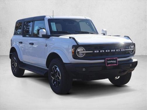 Oxford White 2026 Ford Bronco Outer Banks