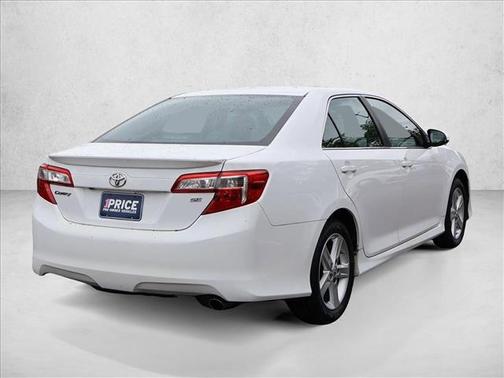 White 2014 Toyota Camry SE