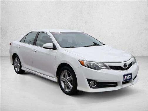 White 2014 Toyota Camry SE