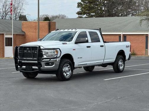Bright White Clearcoat 2022 RAM 2500 Tradesman Crew Cab 4x4 8' Box Truck