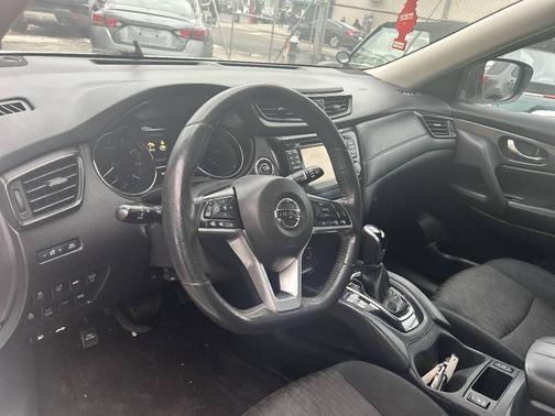 Pearl White 2017 Nissan Rogue SV