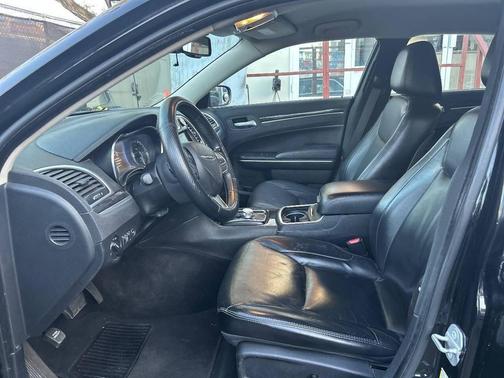 Gloss Black 2018 Chrysler 300 Touring