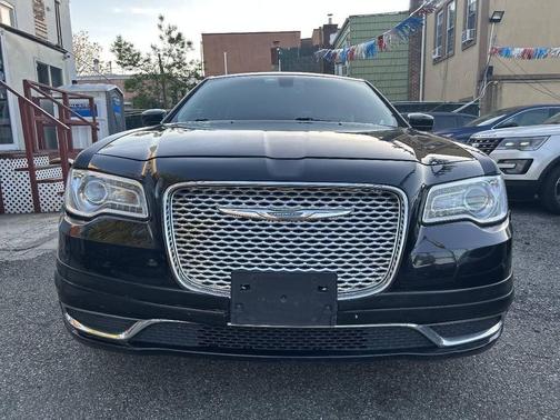 Gloss Black 2018 Chrysler 300 Touring