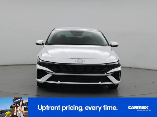 White 2025 Hyundai ELANTRA SE