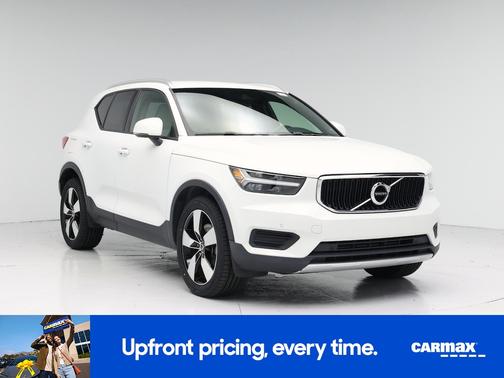 White 2020 Volvo XC40 T4 Momentum