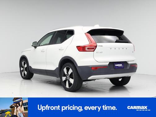 White 2020 Volvo XC40 T4 Momentum