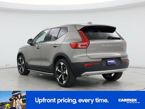 Tan 2022 Volvo XC40 T5 Momentum