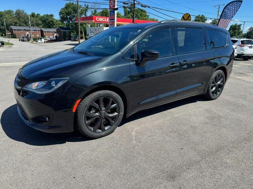 Brilliant Black Crystal Pearlcoat 2020 Chrysler Pacifica Touring-L Plus