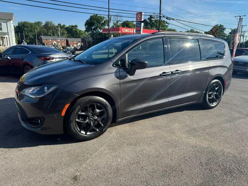 Granite Crystal Metallic Clearcoat 2018 Chrysler Pacifica Touring-L Plus
