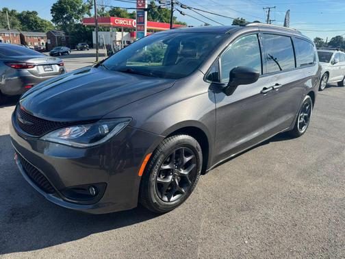 Granite Crystal Metallic Clearcoat 2018 Chrysler Pacifica Touring-L Plus