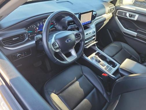 ICONIC SILVER METALLIC 2023 Ford Explorer XLT