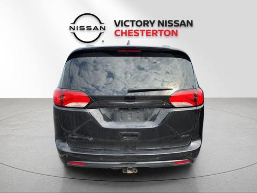 Brilliant Black Crystal Pearlcoat 2020 Chrysler Pacifica L