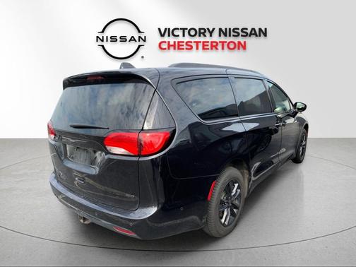 Brilliant Black Crystal Pearlcoat 2020 Chrysler Pacifica L