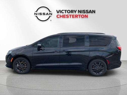 Brilliant Black Crystal Pearlcoat 2020 Chrysler Pacifica L