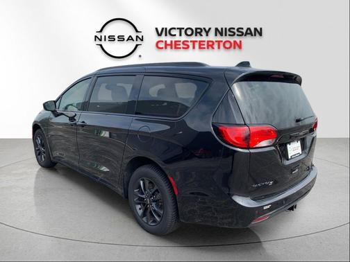 Brilliant Black Crystal Pearlcoat 2020 Chrysler Pacifica L