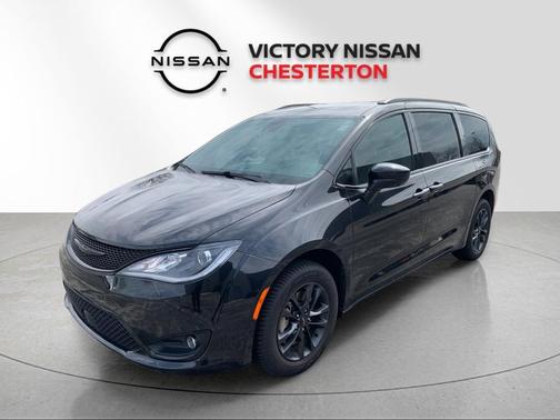 Brilliant Black Crystal Pearlcoat 2020 Chrysler Pacifica L