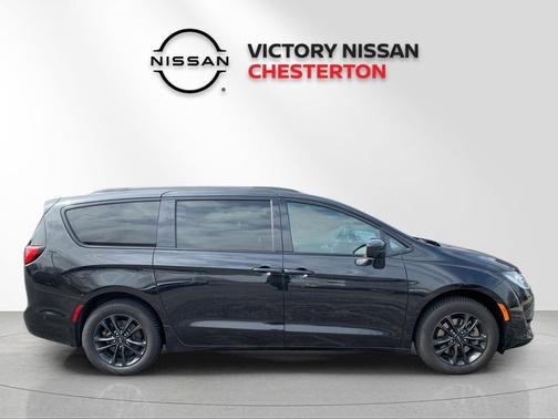 Brilliant Black Crystal Pearlcoat 2020 Chrysler Pacifica L