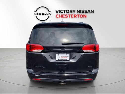 Brilliant Black Crystal Pearlcoat 2020 Chrysler Pacifica L