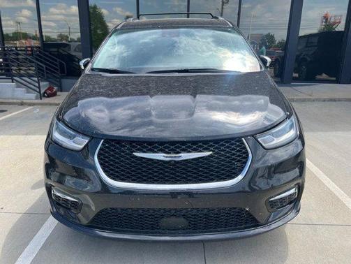 Brilliant Black Crystal Pearlcoat 2023 Chrysler Pacifica Limited