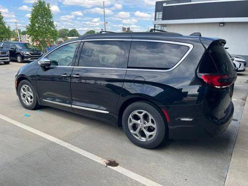 Brilliant Black Crystal Pearlcoat 2023 Chrysler Pacifica Limited