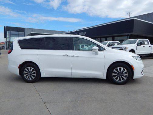 2022 Chrysler Pacifica Hybrid Touring L